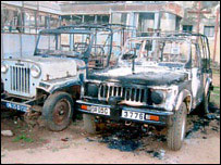 Carros atingidos pelos ataques em Orissa