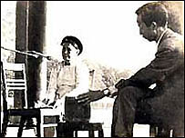 Nghệ sị nhân dân Quách Thị Hồ (trái), nhà nghiên cứu Ngô Linh Ngọc (cầm trầu)