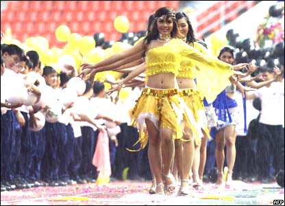 Vũ công trong ngày khai mạc