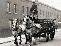 1928年英国路上的马车