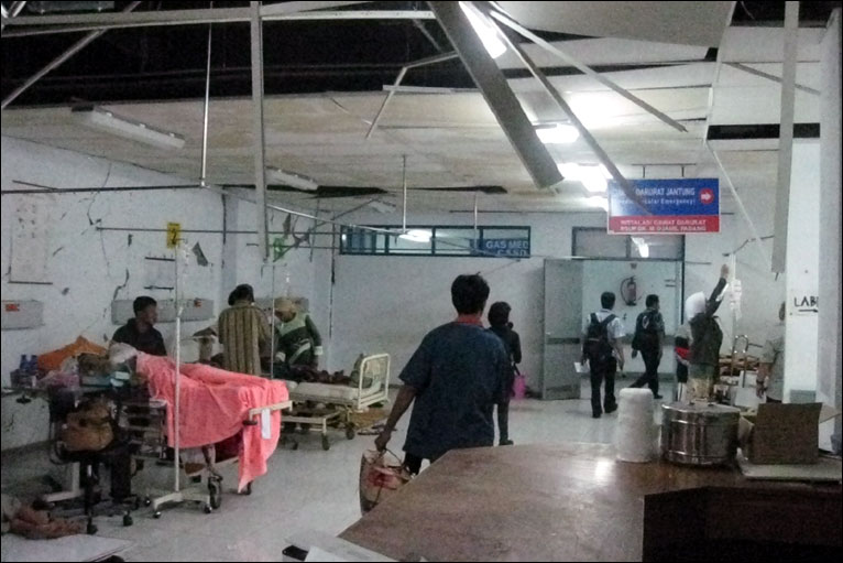 Sebagian korban cedera menjalani perawatan di dalam bangunan yang masih tegak setelah gempa.