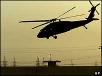 Americký vrtulník přelétává nad bagdádským vězením Abú Ghrajb