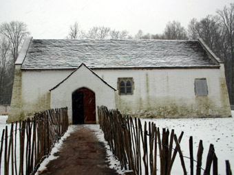 Eglwys Teilo Sant yn yr eira