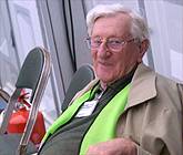 Dafydd Glyn o Gricieth yn stiwardio yng nghefn y llwyfan