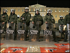 Cảnh sát chống bạo động trước Quốc hội Hy Lạp