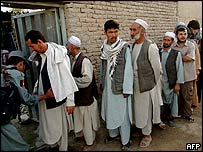 Cảnh sát khám người cử tri tại một hòm phiếu ở Kabul 