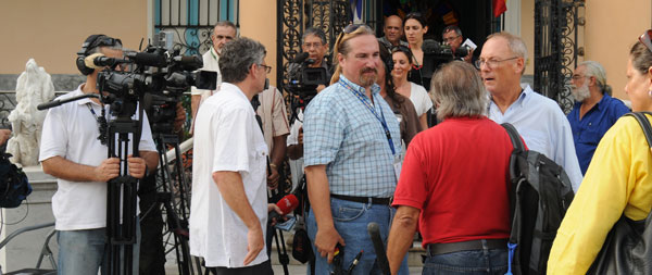Corresponsales extranjeros esperando el anuncio de la excarcelación de presos políticos. (Foto: Raquel Pérez).
