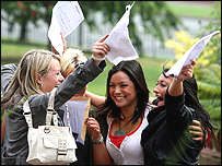 学生刚刚收到他们的高级程度会考（A-level）成绩