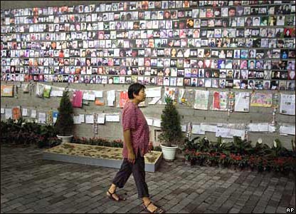 Đi ngang bức tường có hình các nạn nhân.