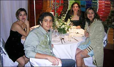 افسانه با خواهر و برادرش (استرالیا)