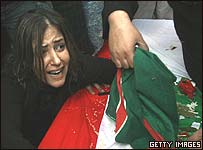 Irmã de Ahmad Mahmoud no enterro