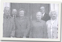 Blaenoriaid Eglwys Bethesda ynghyd â'r gweinidog y tu allan i'r capel