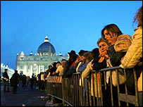 جهانگردان و زائران برای ديدن پيکر پاپ صف کشيده اند