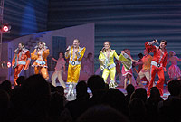 Llun a dynnwyd pan roedd y sioe Mamma Mia'n dathlu 5 mlynedd (Tynnwyd yn Llundain yn 2004)