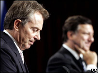 Tony Blair a J. M. Barroso před oznámením výsledků summitu v Hampton Court