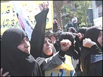 تظاهرات ضد بريتانيا در برابر سفارت آن کشور در تهران