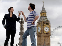 西敏寺屋顶上喝茶的男女