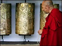 धर्मशाला में तिब्बती लामा