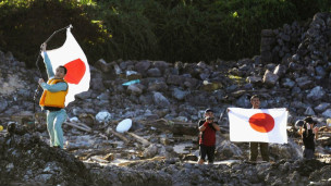 Người Nhật ra đảo tranh chấp cắm cờ