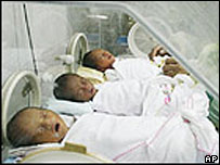 एक साथ पैदा हुए तीन बच्चे