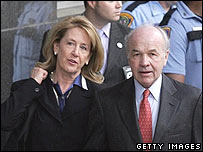 Kenneth Lay chega ao tribunal acompanhado de sua mulher