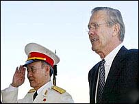 Hai người đứng đầu Bộ Quốc phòng Mỹ và Việt Nam năm 2003