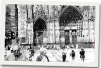 Norma Owen, Ray harvey a'i wraig Jill o flaen y Gadeirlan