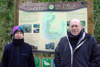 Sharron Smith gyda Gareth Evans, warden cefn gwlad