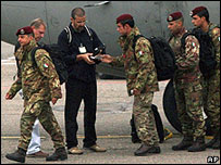 Observadores europeus desembarcam em Tbilisi. Foto: AP