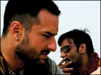 سیف علی خان اور اجے دیوگن فلم اوم کارا کے ایک منظر میں