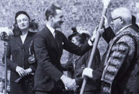 5ed Ardalydd Bute yn cyflwyno brisgyll i'r castell