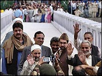 کشمیر سے روانگی پر حامیوں نے پر جوش طریقے سے الوداع کیا