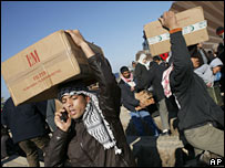 Sigara kartonları taşıyan Gazzeliler