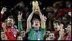 Los jugadores de España levantan el trofeo