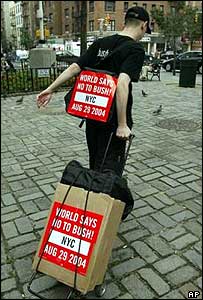 New York'ta Bush karşıtı bir gösterici
