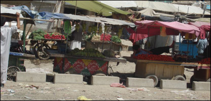 خوراکه و ميوه فروشی کنار جاده