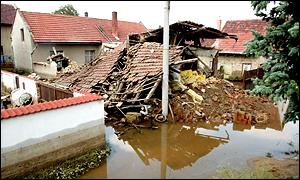 Obec Zázlezlice na soutoku řek Vltavy a Labe byla značně poškozena zpětnou vlnou