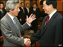 Hai ông Junichiro Koizumi và Hồ Cẩm Đào gặp nhau ngày 21 tháng 11 năm 2004