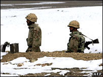 Soldados paquistaneses na fronteira com o Afeganistão