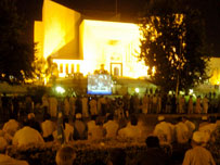 لوگ سپریم کورٹ کی عمارت کے باہر بڑی سکرین پر چیف جسٹس کا خطاب دیکھ رہے ہیں