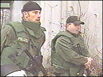 Hamnurg'da operasyon yapan polisler (Arşiv)