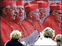 cardeais em telão na Praça São Pedro
