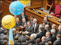 Раніше трибуну блокували регіонали - тепер її блокують бютівці