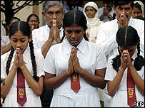 Školačky na Srí Lance při modlitbách