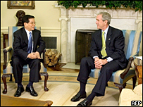 Chủ tịch Nguyễn Minh Triết và Tổng thống George W. Bush bắt tay trong Phòng Bầu Dục