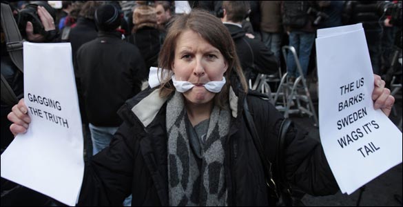 Người ủng hộ ông Julian Assange ngoài tòa án London tự bịt miệng để phản đối vụ bắt ông.