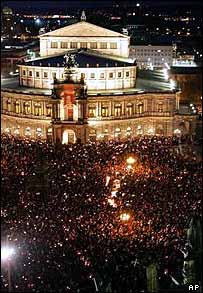 Lidé u Semperovy opery