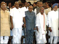 بھارتی پارلیمان کے نئے ارکان ملک کے صدر اور وزیر اعظم کے ساتھ