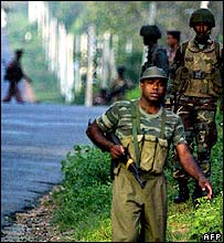 سربازان سریلانکا از جاده های کم رفت و آمد مراقبت می کنند