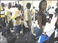 Fila no aeroporto das ilhas Turks e Caicos, no Caribe